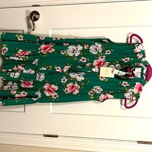 Green Hawaiian print petite small dress. Box fit with matching fabrics belt.